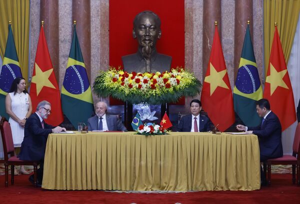 Vietnamese, Brazilian Presidents meet with press following talks