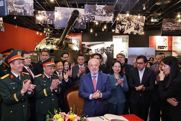 Brazilian President visits Vietnam Military History Museum