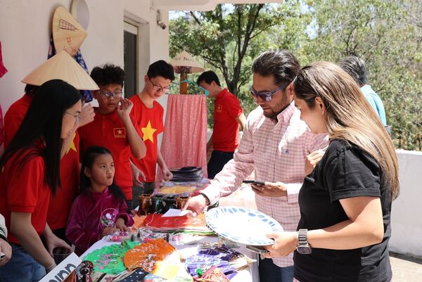 Vietnamese cultural values introduced to international friends in Mexico