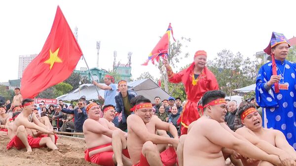 Vibrant sitting tug-of-war ritual in Hanoi