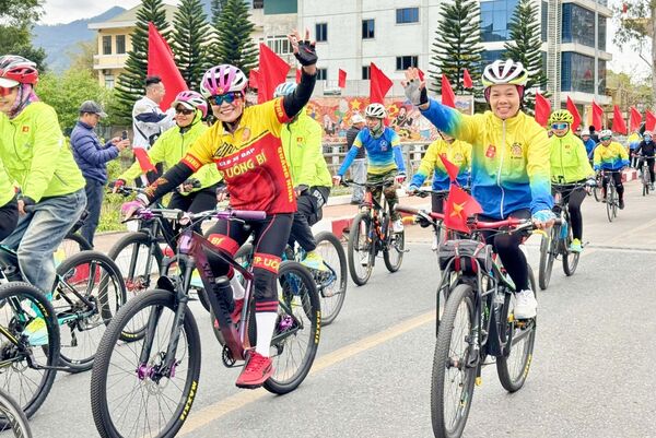 Over 300 cyclists suit up for Vietnam – China friendship ride