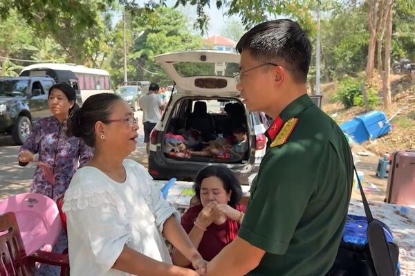 <b>Vietnamese
Army rescuers urgently search for survivors of Myanmar earthquake</b>