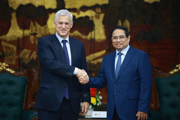 PM receives Group CEO of Standard Chartered