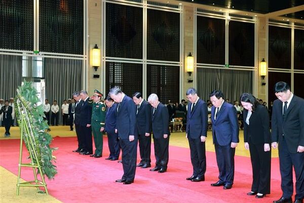 <b>Party chief pays final respects to former Lao leader</b>