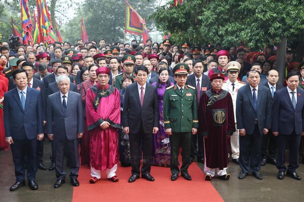 <b>State President Luong Cuong offers incense in commemoration of Hung Kings</b>
