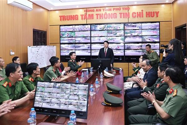 <b>State President visits command information centre serving Hung Kings Temple Festival</b>