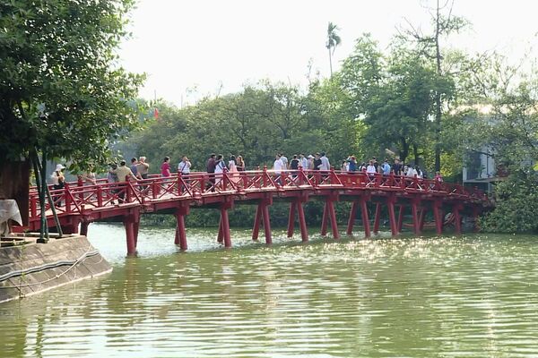 <b>Foreign
tourist arrivals to Vietnam hit record high in Q1</b>