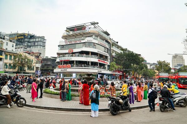 Thousands bid farewell to Hanoi’s iconic “Shark Jaw” building