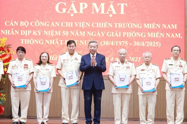 Party chief meets former public security officers once serving on southern battlefields