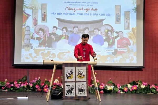 <b>Dong Ho folk paintings, Quan ho singing introduced in Paris</b>