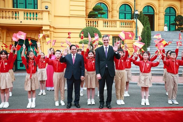 <b>PM hosts
red-carpet welcome ceremony for Spanish counterpart</b>