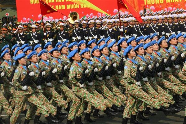 <b>Over
10,000 people take part in joint rehearsal for national reunification celebration</b>