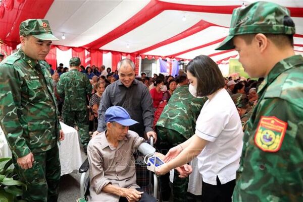 Vietnamese, Chinese military doctors offer free healthcare to border communities