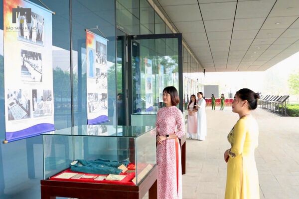 <b>Over 100 photos showcase Vietnamese
women’s ao dai through wartime</b>