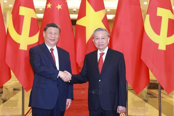 Top leaders of Vietnam, China hold talks in Hanoi