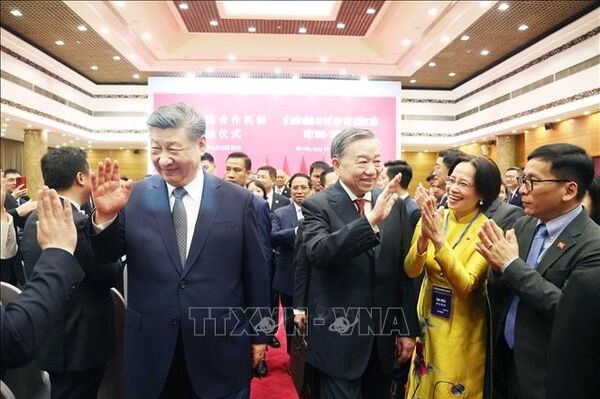 <b>Vietnamese, Chinese leaders join friendly exchange activities in Hanoi</b>