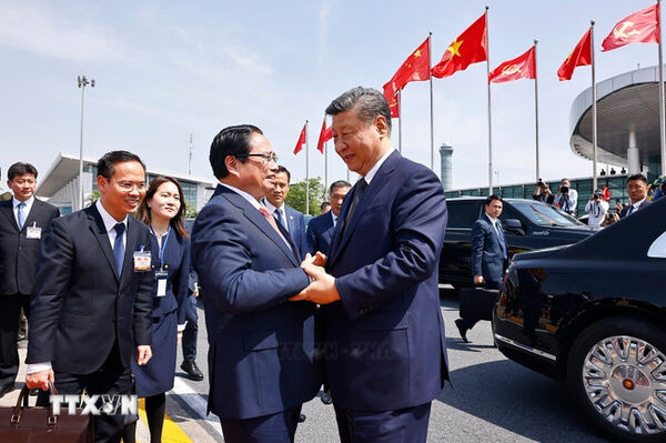 Prime Minister sees off Chinese top leader at Noi Bai International Airport