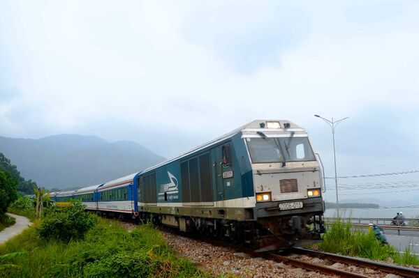 Vietnam, China ink pivotal agreements on railway, road cooperation