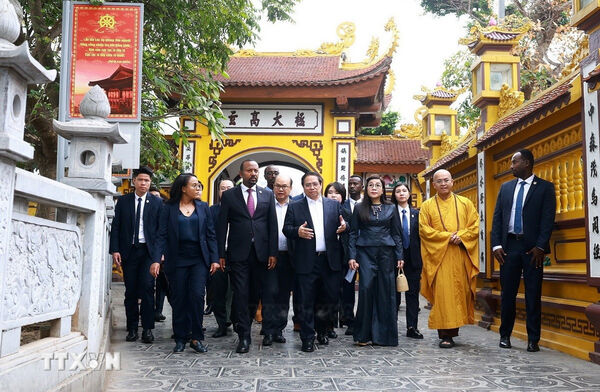 Vietnamese, Ethiopian PMs enjoy breakfast, visit Tran Quoc Pagoda