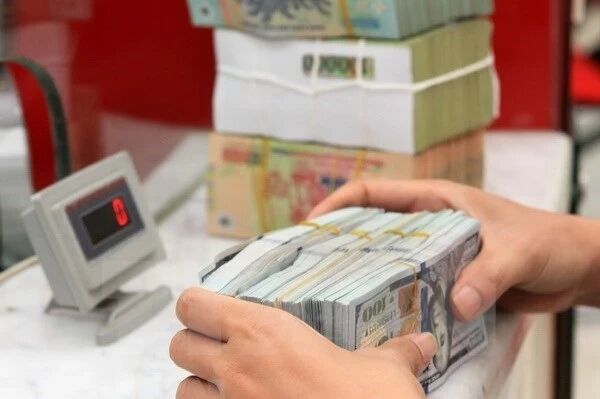 <b>Remittances to HCM
City reach over 2.41 billion USD in first quarter</b>