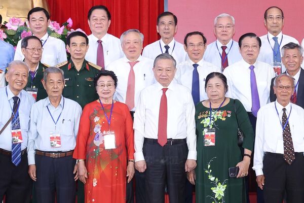 Party chief meets with revolutionary veterans, policy beneficiaries in southern region