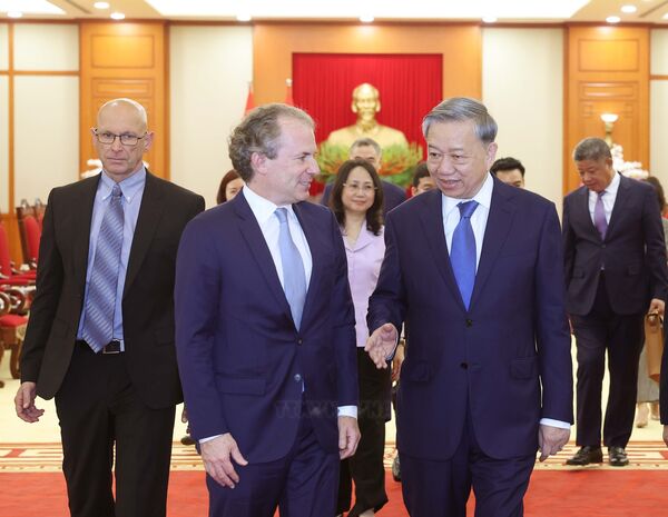 Party leader receives Rosen Partners CEO