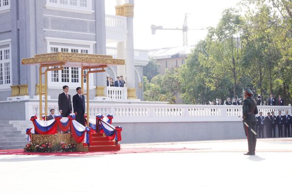 Top Lao leader hosts welcome ceremony for Vietnamese State President