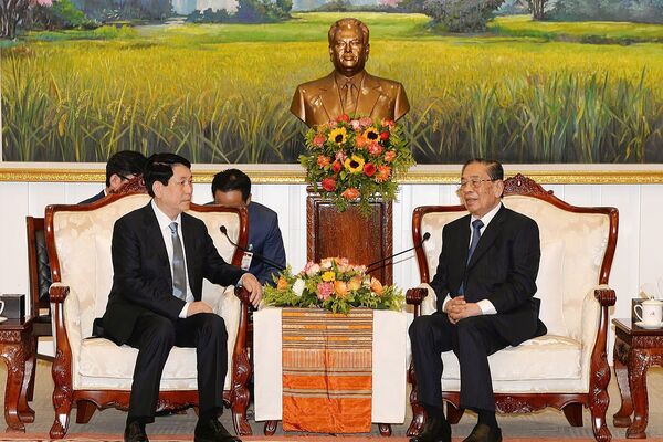 State President meets with former leaders of Laos