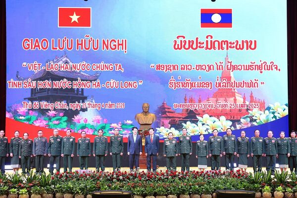 State President attends Vietnam - Laos friendship exchange programme