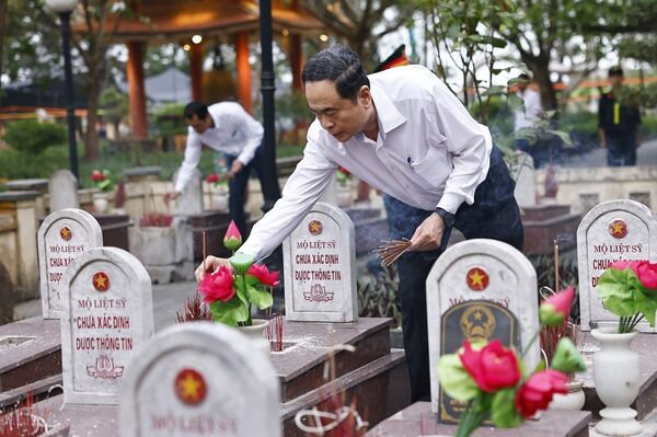 NA Chairman pays tribute to fallen heroes in Quang Tri province