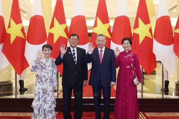 Party chief receives Japanese PM in Hanoi