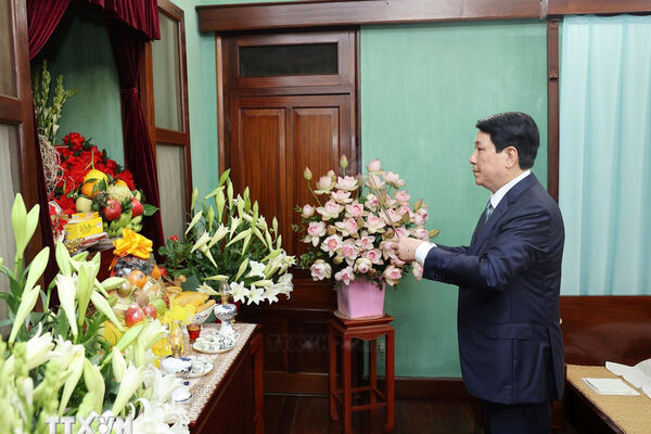 State leader pays tribute to late President Ho Chi Minh
