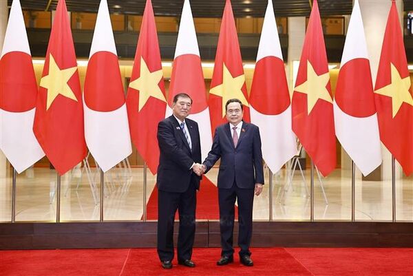 Top Vietnamese legislator meets with Japanese PM