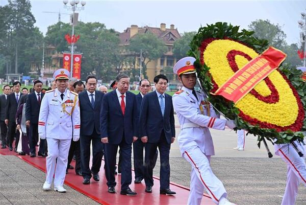 Party,
State leaders pay tribute to President Ho Chi Minh