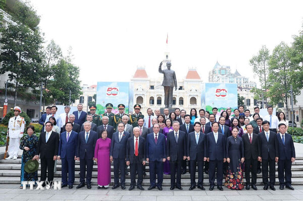 Party, State leaders pay homage to Presidents Ho Chi Minh, Ton Duc Thang