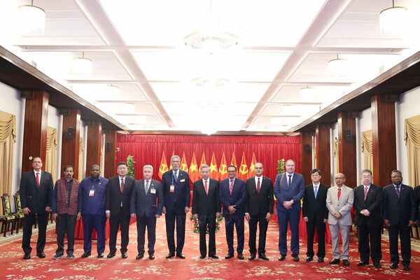 Party chief hosts leaders of political parties attending
reunification anniversary celebration