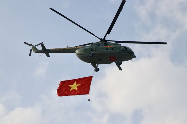 Helicopter squadrons take off, Ho Chi Minh City shines with golden stars