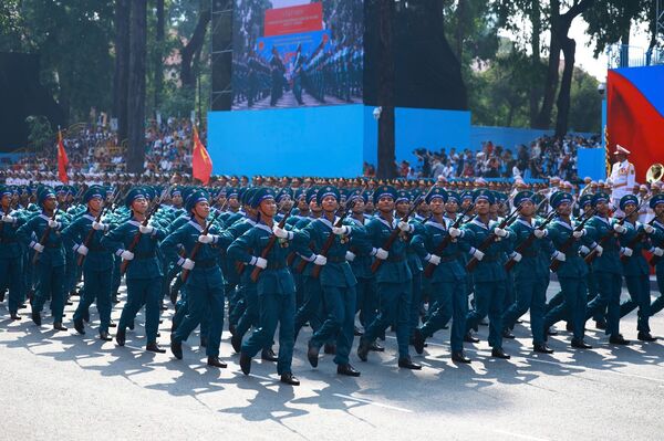Commemorative ceremony and parade marking 50th anniversary of National Reunification