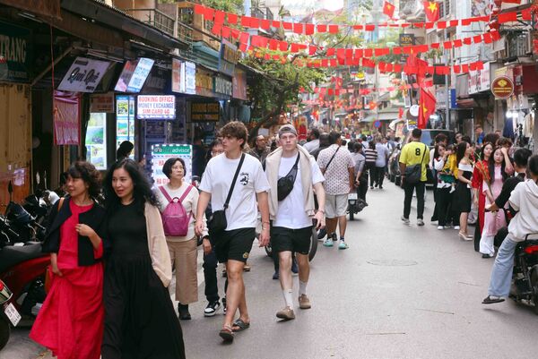 <b>Hanoi tourism bustles during holiday season</b>