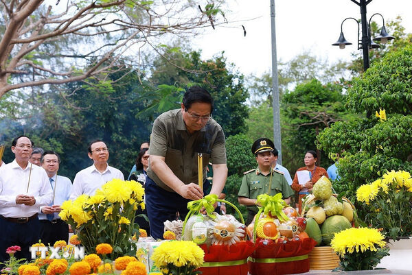 <b>PM pays tribute to fallen heroes, former prisoners in Con Dao</b>