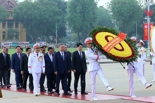 Leaders, NA deputies pay respect to President Ho Chi Minh