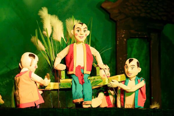 Lively history lesson through puppet show <i>The Emperor with a Reed Flag</i>