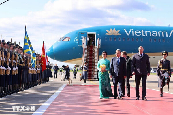 Party leader arrives in Moscow, beginning official visit to Russia