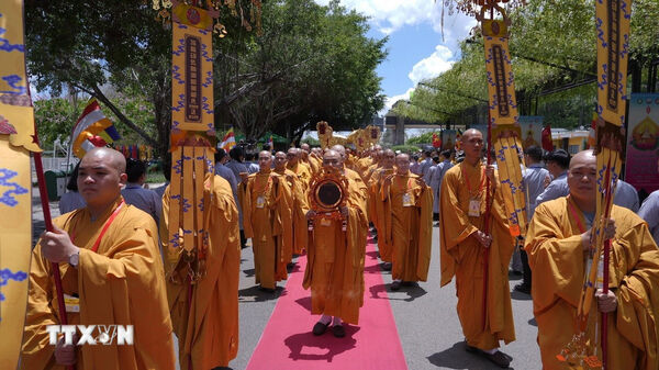 Shakyamuni
Buddha’s sacred Śarīra enshrined in Ba Den Mountain
