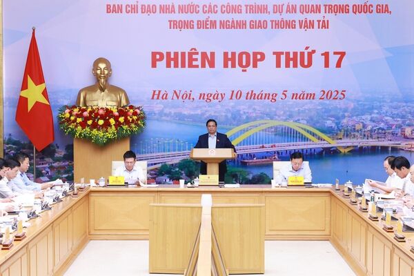 PM requests steering clear of formalism to accelerate transport projects