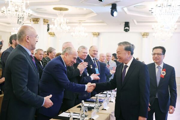 Party General Secretary meets with Russian experts, intellectuals