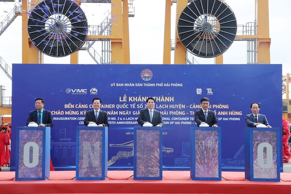 State President attends inauguration of int’l container terminals in Hai Phong