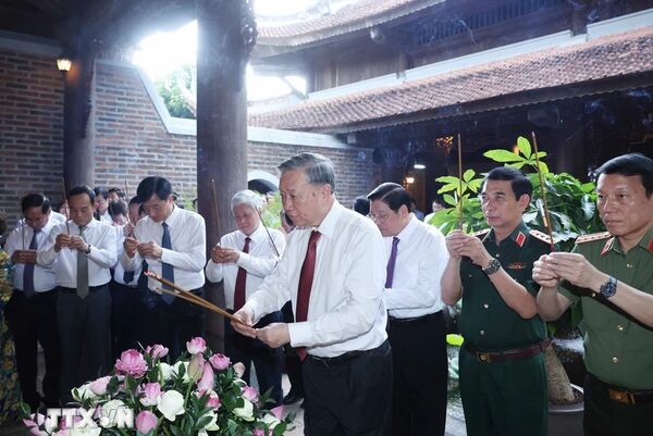 Party General Secretary offers incense in tribute to President Ho Chi Minh in Nghe An