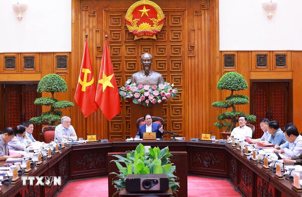 PM urges building strong decrees on decentralisation, delegation of power to local administrations