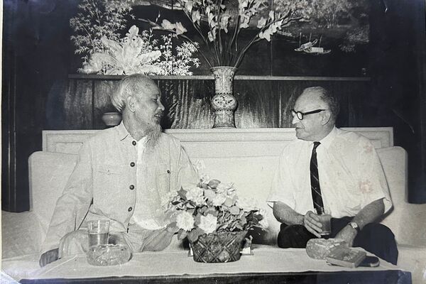 International friends’ warm tribute to President Ho Chi Minh